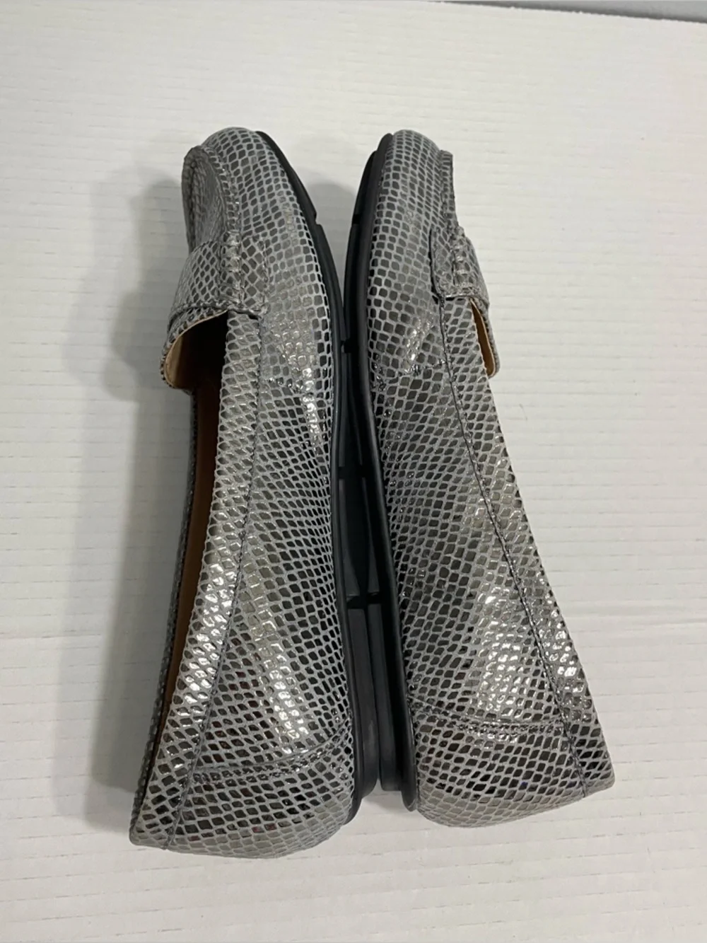 Vionic “Larrun” In Metallic Silver Snake Print